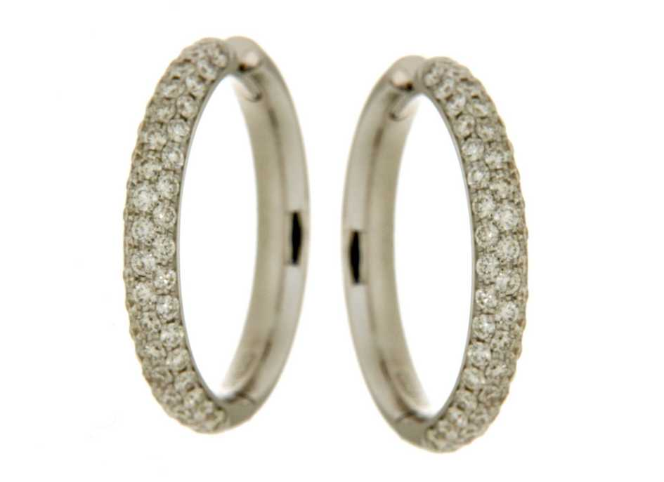 Stijlvolle ronde oorringen in witgoud stralen een koele, moderne elegantie uit met hun heldere glans. Midi gezet met diamanten zorgen ze voor een verfijnde, gelijkmatige schittering die het ontwerp een luxueus en tijdloos karakter geeft.
