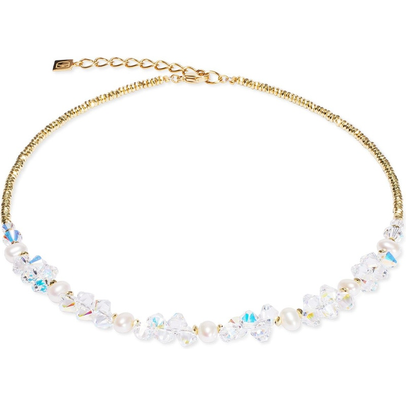 Betover de wereld om je heen met het adembenemende 1136/10-1816 Dancing Crystals & Pearls collier van Coeur de Lion. Dit collier is een harmonieus samenspel van luxe en elegantie, perfect vormgegeven om de dansende schoonheid van kristallen en parels in de schijnwerpers te zetten. Het heeft een verstelbare lengte van 42 tot 48 cm, wat zorgt voor een perfecte pasvorm. De delicate breedte van 10 mm voegt een subtiele verfijning toe, terwijl het goudkleurige edelstaal een tijdloze allure uitdraagt. Verwen jezelf met de schittering van witte en transparante Swarovski-stenen, die elke dag een vleugje magie brengen.
