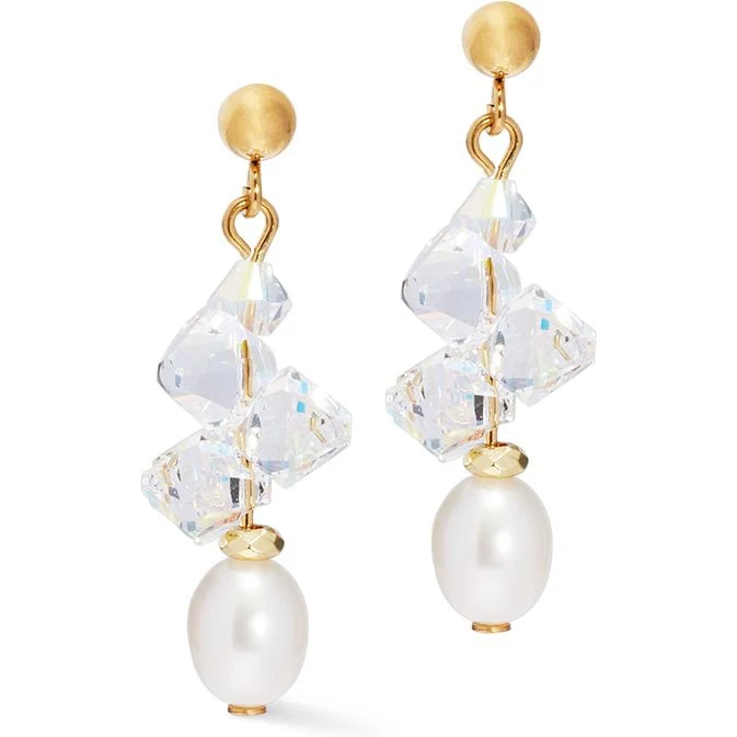 Ontdek de verfijnde elegantie van de 1136/21-1816 Dancing Crystals & Pearls oorhangers 30 mm van Coeur de Lion. Deze betoverende oorhangers combineren de tijdloze schoonheid van parels met de sprankeling van Swarovski-kristallen, perfect gevangen in een goudkleurige omarming. Met een subtiele breedte van 10 mm en een gracieuze lengte van 30 mm, tillen deze oorbellen jouw stijl naar een hoger niveau. Vervaardigd uit edelstaal, stralen deze kunstige creaties met hun witte en transparante steenkleuren een bijzondere klasse uit.
