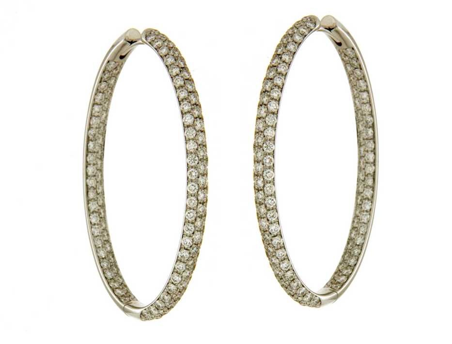 Elegante ovale oorringen in witgoud hebben een heldere, koele glans die een moderne en verfijnde uitstraling geeft. Subtiel ingezette diamanten langs de vorm en binnenin zorgen voor een sprankelend effect en een tijdloze luxe.
