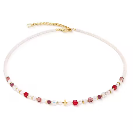 Halsketting Princess Mix ros&eacute; blush COEUR DE LION
Deze halsketting is vervaardigd uit een combinatie van rozenkwarts, bergkristal en Swarovski kristallen in zachte blush- en roodtinten. Het sieraad heeft een draaglengte van 42 centimeter plus een verlengketting van 6 centimeter, uitgevoerd in verguld roestvrij staal. De GeoCUBES hebben een breedte van 0,4 centimeter. In het snoer zijn tevens lepidoliet, synthetisch tijgeroog en parels verwerkt voor een gevarieerde textuur.

Centraal ontwerp met schijfdetail
Precies in het midden is een kleine, puntige gouden schijf geplaatst die een accent vormt tussen de verschillende stenen. De constructie bestaat verder uit kralen van geslepen glas en hematiet met een titaniumoxide afwerking. De rode kristallen wisselen af met de natuurlijke structuren van de roze edelsteen en de heldere bergkristal die over de gehele lengte zijn geregen.

Het collier valt soepel en draagt licht om de hals. De combinatie van gepolijste en matte materialen geeft een heldere uitstraling die past bij zowel een dagelijkse outfit als een feestelijke gelegenheid. Het sieraad wordt geleverd in een luxe bewaardoos met echtheidscertificaat.