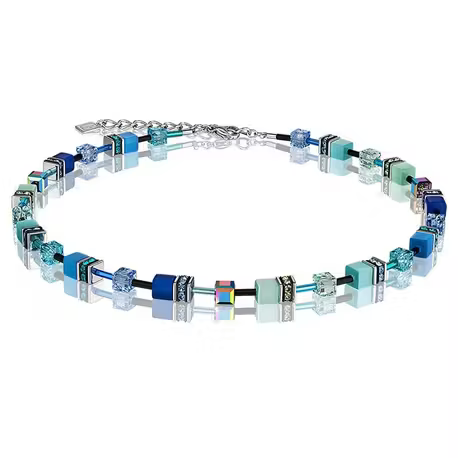 GeoCUBE ketting blauw groen
Coeur de Lion ketting uit de GeoCUBE&reg; collectie van Carola Eckrodt: geregen met synthetisch Tiger's Eye, Swarovski&reg; Crystals, Polaris, strass rondelles en roestvrij staal, nieuw in geschenkverpakking. Mooie kleuren blauw en groen in verschillende tinten. 

De ketting is te dragen van 42 t/m 48 cm door het verlengkettinkje. Aan het kettinkje zit een plaatje met het logo van Coeur de Lion. 

Het collier wordt geleverd in een collierdoosje van Coeur de Lion, met echtheidcertificaat. 