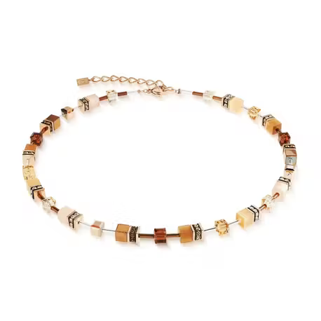 GeoCUBE&reg; Iconic Necklace Mocha Mousse
Stijlvolle en elegante halsketting
De GeoCUBE&reg; Iconic Mocha Mousse ketting is een stijlvolle keuze uit de GeoCUBE collectie van COEUR de LION. Deze elegante halsketting combineert zachte aardetinten met glanzend roestvrij staal in ros&eacute;goud, wat zorgt voor een warme, natuurlijke uitstraling bij elke outfit. De verfijnde GeoCUBE&reg; elementen geven de ketting een moderne en lichte look &ndash; perfect voor wie houdt van subtiele elegantie.

Luxe verpakking en echtheidscertificaat
Elke bestelling bij COEUR DE LION wordt geleverd in een luxe designerdoosje inclusief certificaat van echtheid.