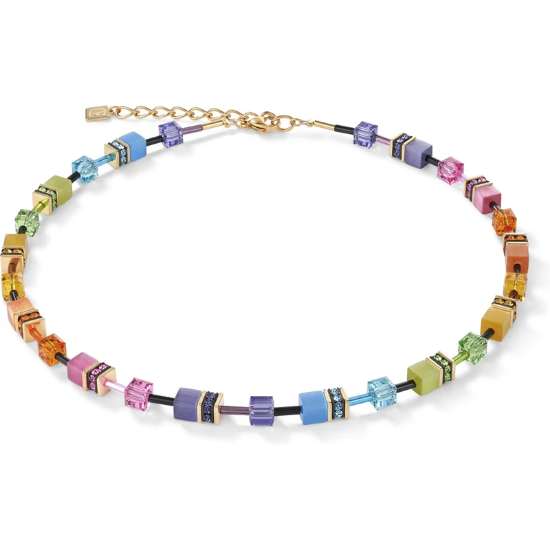 De 2838/10-1573 GeoCUBE rainbow gold collier van Coeur de Lion is een prachtige armband met gekleurde stenen die elke outfit opfleurt. Met een lengte van 42 cm - 48 cm en een breedte van 6 mm is dit goudkleurige sieraad gemaakt van edelstaal met synthetische stenen van Swarovski. De meerkleurige stenen zorgen voor een levendige en speelse uitstraling, waardoor dit collier een echte eyecatcher is.

Voor de dames die houden van stijlvolle en trendy accessoires, is dit GeoCUBE rainbow gold collier een must-have item. De sprankelende kleuren en hoogwaardige materialen maken het collier perfect voor zowel alledaags gebruik als speciale gelegenheden. Voeg een vleugje kleur toe aan elke outfit en straal met dit prachtige sieraad om je hals.
