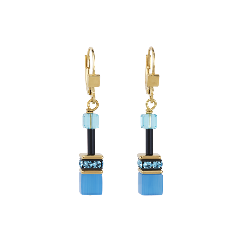 Wat u ziet zijn klassiek gevormde oorbellen van Coeur de Lion. Hangers van 40 mm lang en 6 mm breed. Coeur de Lion is een design merk in sieraden, welke graag speelt met kleurencombinaties en geometrische vormen. Wat u veel zult zien bij Coeur de Lion zijn de traditionele vierkante blokjes gemaakt van synthetisch tijgeroog, polaris, glas en soms zelfs natuursteen! Bij oorhangers 2838/20-1573 ziet u onderaan de turquoise kleurige synthetische tijgeroog. Daarboven vindt u in dezelfde kleur rondom gezet strass en bovenaan een gefacetteerd blokje Swarovski kristal ook in die zelfde kleur turquoise.

Het basismateriaal voor de oorhangers is goudkleurig staal, maar de brisuren, ook wel oorhaken genaamd, zijn gemaakt van gold-plated Sterling zilver 925. Alles wat dus in aanmerking komt met het oor is van zilver.

Dit sieraad kunt u mooi combineren als set met een bijpassend collier en armband of los zijn ze ook al geweldig! 