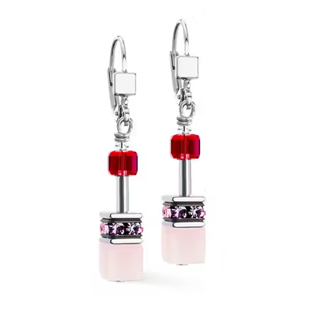 GeoCUBE&reg; Iconic oorbellen Ros&eacute; Blush
Een frisse, moderne look
De GeoCUBE&reg; Iconic oorbellen Ros&eacute; Blush zijn een mooie mix van zachte roze tinten en levendig rood. De strakke, kubusvormige details geven de oorbellen een moderne uitstraling. Door de combinatie van glas, Swarovski&reg; kristallen en sprankelende strass-rondellen vallen ze op, zonder te overdrijven. Perfect als je je outfit net wat extra&rsquo;s wilt geven.

Materialen die lang mooi blijven
Deze oorbellen zijn gemaakt met robuust roestvrij staal. Dat maakt ze stevig, prettig om te dragen en geschikt voor dagelijks gebruik. De glanzende stenen en elementen zorgen voor een luxueus effect, terwijl de materialen helpen om de oorbellen mooi te houden, ook als je ze vaak draagt. De oorbellen sluiten met een hendelsluiting van sterling zilver, gerhodineerd. Deze sluiting is praktisch en stevig, zodat je de oorbellen met vertrouwen kunt dragen.