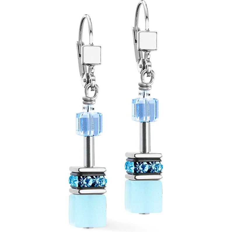 GeoCUBE&reg; Iconic oorbellen aqua-blauw
De GeoCUBE&reg; Iconic oorbellen in aqua-blauw hebben een helder, geometrisch design dat meteen opvalt. De oorbellen hangen mooi langs het oor en geven je look een frisse, sprankelende uitstraling. De koele blauwnuances laten de bekende kubusvorm extra mooi uitkomen en passen zowel bij een casual outfit als bij iets feestelijks.

Materialen die zorgen voor glans en kwaliteit
Deze oorbellen zijn gemaakt van materialen die zorgen voor een luxe look en een fijne afwerking. De combinatie van kristallen en glas geeft een levendige schittering, terwijl het roestvrij staal zorgt voor een stevige basis.

Materialen:
Swarovski&reg; kristallen
Strass rondellen
Geslepen glas
Roestvrij staal

Afmetingen en sluiting
De oorbellen hebben een elegante lengte, waardoor ze mooi bewegen en je gezicht extra laten stralen. Dankzij de klapsluiting blijven ze prettig zitten en zijn ze makkelijk in en uit te doen.

Lengte: 4 cm
Dikte: 0,6 cm
Sluiting: klapsluiting (leverback) van sterling zilver, gerhodineerd
