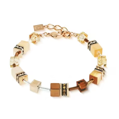 GeoCUBE&reg; Iconic Bracelet Mocha Mousse
Stijlvolle elegantie in aardetinten
De GeoCUBE&reg; Iconic Mocha Mousse armband combineert warme aardetinten met moderne elegantie. Deze stijlvolle accessoire brengt de aardse kleuren subtiel samen met glanzend roestvrij staal in ros&eacute;goud, wat zorgt voor een eigentijdse uitstraling die perfect past bij elke outfit.

Hoogwaardige materialen en verfijnde afwerking
Deze armband uit de GeoCUBE collectie van COEUR de LION is vervaardigd uit hoogwaardige materialen zoals Swarovski&reg; kristallen, haematiet met titaniumoxide-afwerking, synthetisch tijgeroog en Polaris-elementen. De fijne afwerking wordt geaccentueerd door fonkelende strasrondellen en een stevige sluiting van ros&eacute;goud verguld roestvrij staal.

LENGTE:
18,5 cm + 3 cm verlengketting
DIKTE:
0,6 cm
SLUITING:
Klemsluiting roestvrij staal ros&eacute;goud verguld