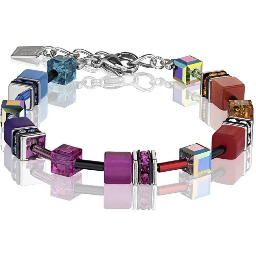 Het Coeur de Lion 2838/30-1520 GeoCube armband is een prachtig sieraad dat de categorie "JEWEL" en het type "BRACELET" draagt. Dit elegante ontwerp is perfect voor elke gelegenheid en kan het beste solo gedragen worden om de unieke kleuren en geometrische vormen optimaal te laten schitteren. Een stijlvolle aanvulling op elke outfit.