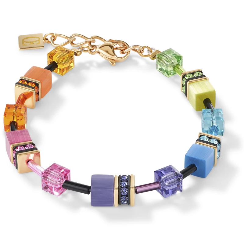 De 2838/30-1573 GeoCUBE rainbow gold armband van Coeur de Lion is als een kleurrijk feest om je pols. Deze prachtige armband met gekleurde stenen straalt elegantie en stijl uit, en is een perfecte toevoeging aan elke outfit. Met een lengte van 18,5 cm - 21,5 cm en een breedte van 6 mm past deze armband perfect om elke pols. De goudkleurige afwerking en de gebruikte materialen van edelstaal zorgen voor een klassieke uitstraling. De synthetische stenen in combinatie met Swarovski elementen cre&euml;ren een levendige en meerkleurige look die direct in het oog springt.

Voor dames die graag hun persoonlijkheid laten stralen, is deze Coeur de Lion armband een absolute must-have. Of je nu een chic avondjurkje draagt of je alledaagse look wat op wilt fleuren, deze armband voegt een vleugje glamour toe aan elke gelegenheid. Met zijn levendige kleuren en tijdloze design is dit sieraad een ware blikvanger om jouw pols. Maak een statement en laat je eigen stijl zien met deze prachtige GeoCUBE armband.
