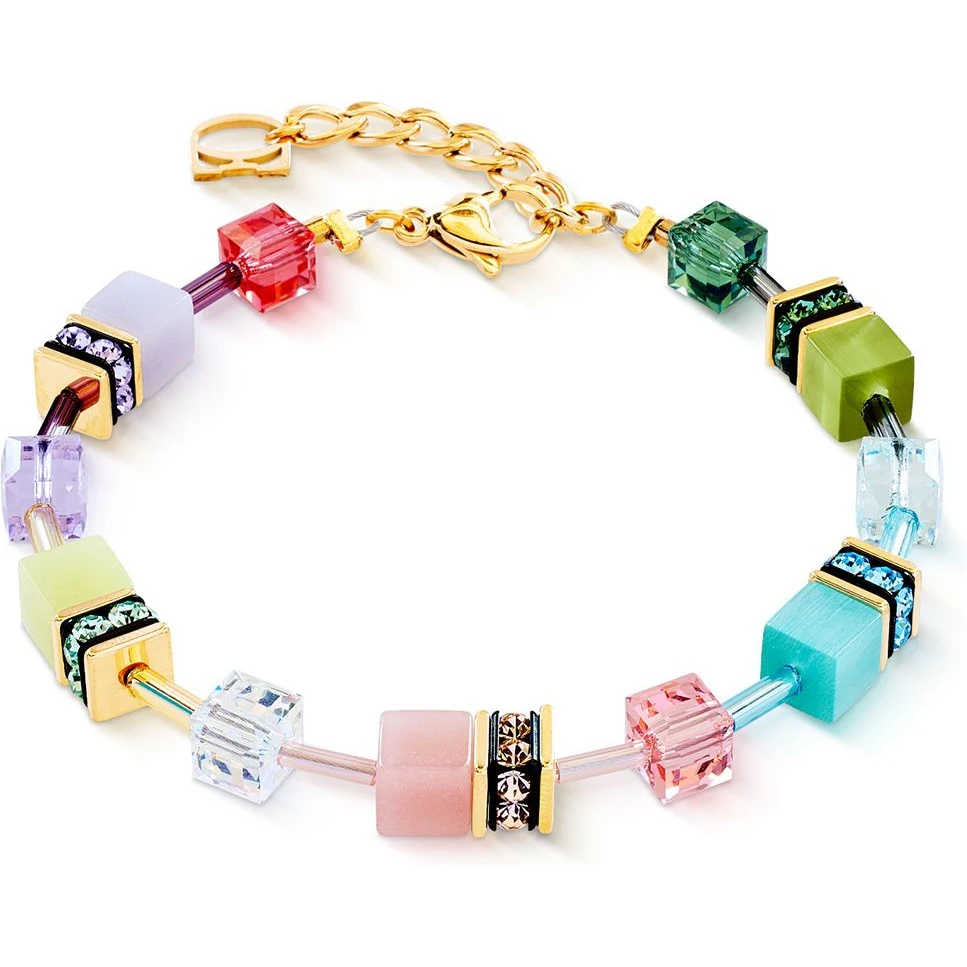 Stap in een wereld van verfijning en kleur met de 2838/30-1584 GeoCUBE Iconic spicy sweetness armband van Coeur de Lion. Deze schitterende armband is een meesterwerk op zichzelf en laat elke drager stralen. De armband is uitgevoerd met een reeks aan gekleurde stenen, die in perfecte harmonie bijeen zijn gebracht. Met een charmante lengtemaat van 18,5 cm tot 21,5 cm en een elegante breedtemaat van 6 mm, voegt deze armband een vleugje creativiteit toe aan elke outfit. De goudkleurige afwerking, gecombineerd met het duurzame edelstaal, maakt dit een tijdloos sieraad. Hij is verrijkt met adembenemende steensoorten zoals Swarovski-kristallen, tijgeroog en strass, welke samen een sprankelende dans van meerkleurige stenen cre&euml;ren.

Dames, laat uw persoonlijkheid schitteren met deze betoverende armband! De GeoCUBE Iconic armband van Coeur de Lion is de perfecte manier om uw unieke stijl uit te drukken. Of u nu op zoek bent naar een schitterend sieraad voor een speciale gelegenheid, of gewoon een aantrekkelijke toevoeging aan uw dagelijkse look, deze armband biedt het beste van beide werelden. Zijn veelzijdigheid maakt het eenvoudig om te combineren met zowel casual als chique outfits. Een echte must-have voor iedere vrouw die houdt van een sprankje luxe en kleur rondom haar pols.
