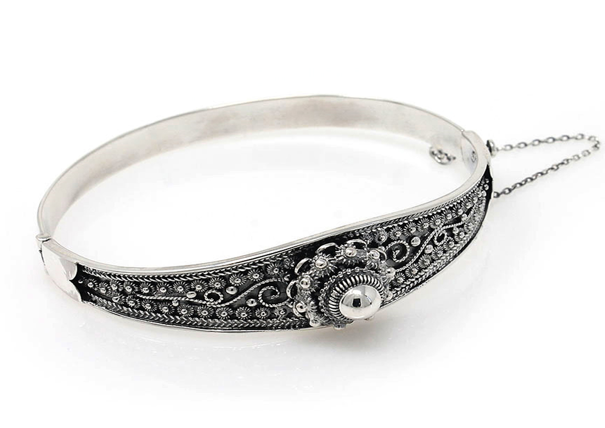 De Zeeuwse knoop (destijds genoemd draadwerk-knoop), heeft een geschiedenis die teruggaat tot eind zeventiende eeuw. Mannen in klederdracht in geheel Nederland droegen de knopen destijds op hun hemd, jas of op hun boord. Later droegen de dames hem ook als sieraad, bijvoorbeeld als mutsspeld of als broche.
De knopen werden gemaakt van zilver of goud en waren destijds een status symbool:hoe groter de knoop, hoe rijker en belangrijker de drager.