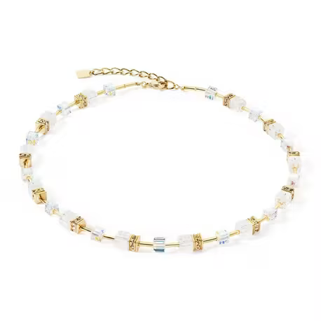Vergulde GeoCUBE ketting Iconic Nature gold white
Chique GeoCUBE collier met natuurlijke kleuren, handgemaakt in de studio's van COEUR DE LION. De ketting is gemaakt van roestvrijstaal en met de hand geregen met gebarsten bergkristal en sprankelende Swarovski kristallen, het combineert het rustgevende effect van bergkristal met goud- en kristaltinten en cre&euml;ert zo een elegant accessoire dat de schoonheid van de natuur viert. 

De gebruikte materialen zijn: bergkristal, Swarvoski kristallen, strass rondellen en roestvrij staal verguld. Draaglengte van het collier is 42 cm, verstelbaar tot 48 cm door het handige verlengkettinkje, zo kun je het stijlen naar wens. Dikte van de blokjes is 0,6 cm, de sluiting is ook van verguld roestvrij staal. 

Combineer deze ketting met de bijpassende armband en oorbellen of met kettingen in andere lengtes, met of zonder hangers om zo een mooie gelaagde look te cre&euml;ren. 

Deze GeoCUBE ketting Iconic Nature gold white wordt geleverd in een sieradendoosje van COEUR DE LION, met echtheidscertificaatje. 