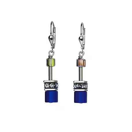 Charmant en elegant: de tijdloos mooie oorbellen uit de GeoCUBE&reg; collectie, naar ontwerp van Carola Eckrodt, met de hand gemaakt in Duitsland, nieuw in cadeauverpakking.

De oorbellen zijn van roestvrijstaal, maar het oorhaakje is van gerhodineerd 1e gehalte zilver, geregen met blokjes van polaris, Swarovski&reg; Kristalle, strass rondellen en roestvrij staal.

LENGTE 4 cm DIKTE 0,6 cm