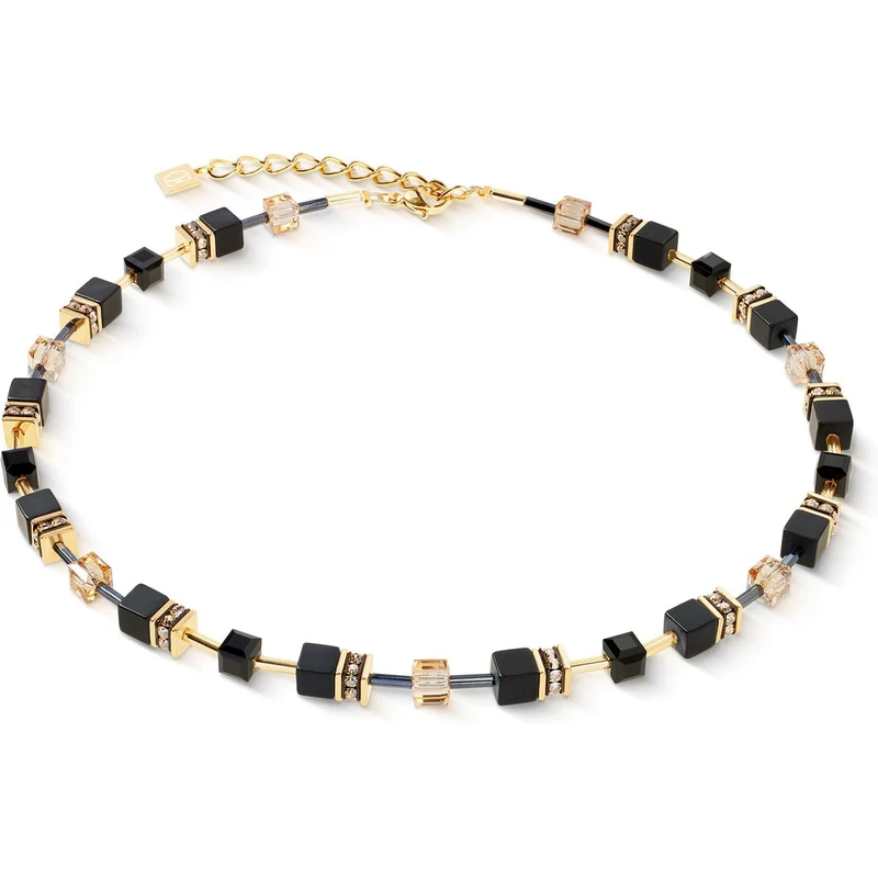 Voel de magie van tijdloze elegantie met het 4018/10-1316 GeoCUBE collier, een meesterwerk van Coeur de Lion dat onomwonden klasse uitstraalt. Dit collier combineert subtiele finesse met hedendaags design door het gebruik van glinsterende onyxstenen en schitterende Swarovski-elementen. De goudkleurige schakels, gemaakt van duurzaam edelstaal, omlijnen de zwartgekleurde stenen, en zorgen voor een weelderige uitstraling. Met een lengte die varieert van 42 cm tot 48 cm en een breedte van 6 mm, accentueert dit collier op verfijnde wijze jouw halslijn en voegt het een sprankje luxe toe aan elke outfit.

Lieve dames, als je op zoek bent naar dat ene juweel dat allure en veelzijdigheid belichaamt, dan is dit collier precies wat je nodig hebt. Het 4018/10-1316 GeoCUBE collier met onyx stenen verrijkt jouw dagelijkse look moeiteloos en biedt een vleugje mystiek aan je avondkleding. Of het nu een casual bijeenkomst is of een chique evenement, het samenspel van onyx en Swarovski met een vloeibaar goudkleurige glans trekt gegarandeerd bewonderende blikken. Ontdek de grenzeloze mogelijkheden van dit prachtjuweel en voel je elke dag uniek met Coeur de Lion.
