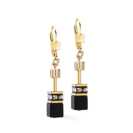 GeoCUBE&reg; oorbellen in zwart en goud
De GeoCUBE&reg; oorbellen onyx black-gold zijn een opvallende keuze voor wie houdt van uitgesproken stijl. Deze sieraden combineren geometrische precisie met verfijnde materialen, wat resulteert in een krachtig visueel statement. De combinatie van diepzwarte onyx, fonkelende Swarovski&reg; kristallen en glanzende accenten zorgt voor een moderne uitstraling die past bij diverse gelegenheden.

Materialen van topkwaliteit
Ieder element is zorgvuldig geselecteerd om te voldoen aan hoge standaarden op het gebied van afwerking en duurzaamheid. De oorbellen zijn vervaardigd uit roestvrij staal met een vergulde afwerking, wat niet alleen bijdraagt aan de luxe uitstraling maar ook garant staat voor langdurig gebruik. De toevoeging van rhinestone rondelles versterkt het schitterend effect zonder overdaad.

Samenstelling en ontwerpdetails
Materiaal: Onyx, Swarovski&reg; kristallen, rhinestone rondelles, roestvrij staal verguld
Lengte: 4 cm
Dikte: 0.6 cm
Sluiting: Leverback haakje in sterling zilver met vergulde laag