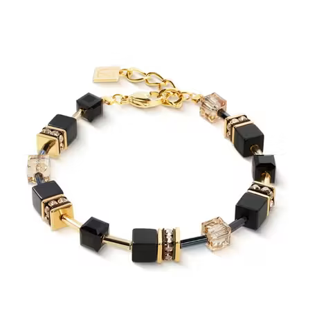 Geocube&reg; armband onyx zwart-goud
De GeoCUBE&reg; armband in onyx zwart-goud is een verfijnd accessoire dat kracht en stijl samenbrengt. Deze armband combineert de diepe uitstraling van natuurlijke onyx met de schittering van zorgvuldig geselecteerde kristallen. De geometrische vormgeving zorgt voor een moderne, strakke look die moeiteloos aansluit bij diverse kledingstijlen.

Krachtige materialen en doordacht ontwerp
Deze creatie bestaat uit hoogwaardige componenten zoals zwarte onyxstenen, glinsterende Swarovski-elementen en goudkleurig roestvrij staal. Elk onderdeel is met precisie verwerkt om een harmonieus geheel te vormen dat zowel visueel als qua draagcomfort indruk maakt.

Duits vakmanschap tot in detail
"Made in Germany", deze GeoCUBE&reg;-armband staat symbool voor nauwkeurigheid en toewijding aan kwaliteit. Het merk Coeur de Lion, bekend om zijn innovatieve benadering van sieradenontwerp sinds 1997, heeft zich gevestigd als pionier op het gebied van moderne sieradenproductie vanuit Stuttgart.