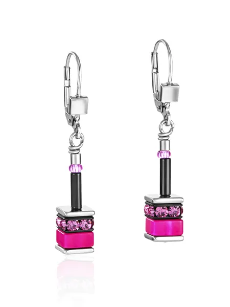 De COEUR DE LION 4409-20-1500 oorhangers stralen elegantie uit met Swarovski-kristallen en strass in een verfijnde roze kleur. Perfect voor elke gelegenheid, deze juwelen voegen een vleugje glamour toe aan zowel casual als formele outfits. Draag ze met opgestoken haar of een elegante avondjurk om hun sprankelende schoonheid volledig tot hun recht te laten komen.