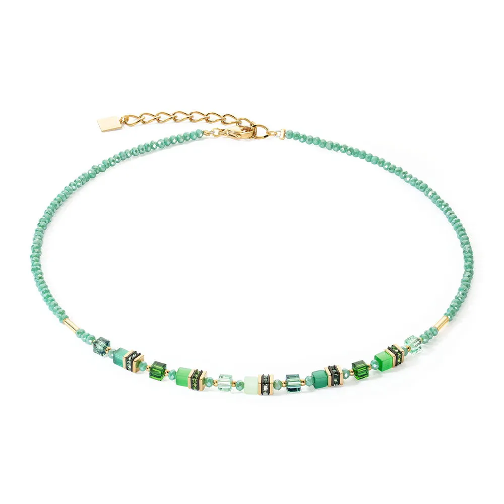 De Coeur de Lion - Verguld stalen geocube-ketting met groene kristallen (Modelnummer: 4565/10-0500) is een stijlvol sieraad met prachtige groene kristallen. De ketting straalt elegantie uit en kan perfect worden gedragen bij zowel formele als casual gelegenheden. Combineer het met een effen top of jurk om de kleuren en het design te laten opvallen. Kwaliteit gegarandeerd.
