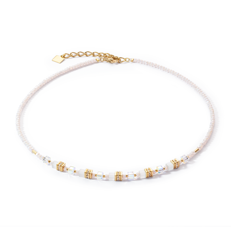 De COEUR DE LION COLLIER MINI CUBES 4565/10-1416 is een elegante goudkleurige halsketting met een verfijnde uitstraling. Dit sieraad valt onder de categorie juweel en is specifiek een halsketting. Draag het colliers als een statement stuk bij zowel casual als formele outfits voor een moeiteloos chique look.