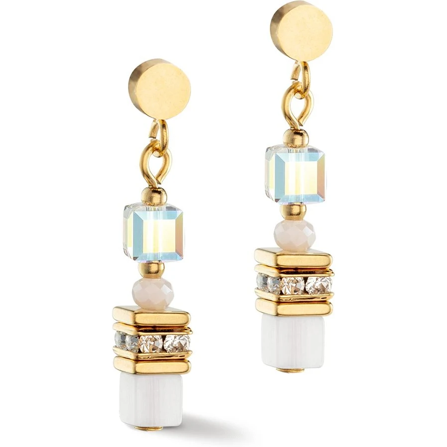 De Coeur de Lion 4565/21-1416 Mini Cubes oorhangers van 27 mm zijn verfijnde en elegante juwelen. Deze creolen zijn perfect voor zowel alledaagse als formele gelegenheden. Draag ze met je haar omhoog voor een opvallende look of combineer ze met andere subtiele sieraden voor een stijlvolle uitstraling. Een must-have accessoire voor elke juwelencollectie.