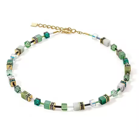 GeoCUBE&reg; ketting 4905-10-0500
Glorieus groen GeoCUBE&reg;-model met natuurstenen uit de collectie van Coeur de Lion, nieuw in geschenkverpakking. Het vergulde collier is gemaakt van staal, geregen met natuursteen zoals groene aventurijn en geeft de drager een gevoel van harmonie. Gebruikte materialen zijn: groene aventurijn, amazoniet, howliet, nefriet, synthetisch tijgeroog, Swarovski&reg; kristallen en strass rondellen geregen aan roestvrijstaal geelverguld.

Draaglengte van het collier is 42 cm + 6 cm verlengkettinkje, dus tot en met 48 cm. Dikte van het blokje is 0.6 cm 
Bijpassend armbandje en oorbellen zijn ook verkrijgbaar. 
Het collier Iconic Precious wordt geleverd in een sieradendoosje, met echtheidscertificaatje.