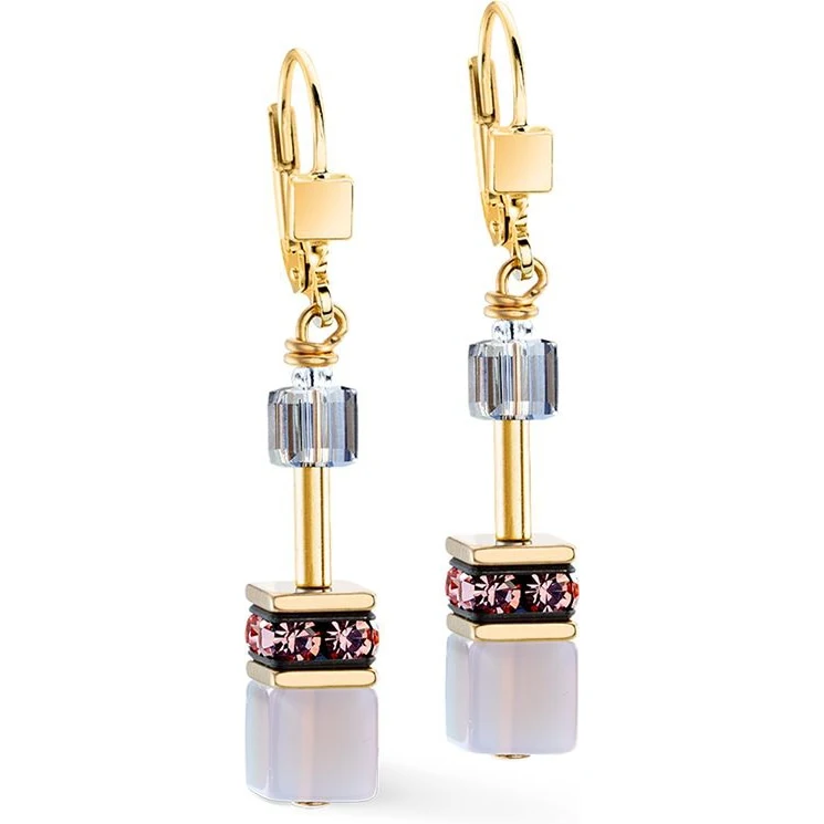 Laat je betoveren door de stijlvolle elegantie van de 4905/20-1924 GeoCUBE Iconic Precious oorhangers 40 mm van het gerenommeerde merk Coeur de Lion. Deze verfijnde oorstukken combineren de perfecte balans tussen tijdloze charme en moderne flair. Met een precisie gevormde 6 mm breedte en een lengte van 40 mm zijn deze oorhangers een subtiele maar onvergetelijke toevoeging aan elke outfit. Het goudkleurige edelstaal omarmt prachtige meerkleurige stenen, waaronder Agaat, Swarovski en strass, en cre&euml;ert een harmonieuze dans van kleuren die het zonlicht vangt op elke draai. Deze sieraden zijn een meesterwerk dat luxe en verfijning ademt.

Voor dames die houden van een exclusieve en verfijnde uitstraling, zijn de 4905/20-1924 GeoCUBE Iconic Precious oorhangers de ultieme accessoirekeuze. Of je nu een avondje uitgaat of een speciale gelegenheid bijwoont, deze oorhangers voegen een vleugje glamour toe aan jouw persoonlijke stijl. Ze zijn speciaal ontworpen voor vrouwen die hun zelfverzekerdheid willen uitstralen en een statement willen maken met elk sieraad dat ze dragen. Bij Treasure Juwelier begrijpen we dat elk detail telt, en met deze oorhangers verzeker je jezelf van een tijdloze look die nooit uit de mode raakt.