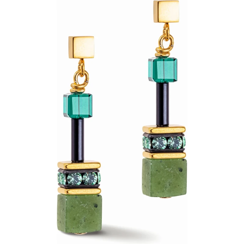 Vrolijke goudkleurige Coeur de Lion 4905/21-0500 GeoCUBE Iconic Precious oorbellen met groen edelsteen. Deze oorbellen met opvallende geometrische vormen zijn verrijkt met nefriet jade, strass rondellen en Swarovski kristallen. De oorbellen hebben een lengte van 3.2 cm. Ga voor vrolijk groen met deze sprankelende juwelen.