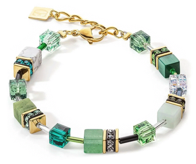 Deze armband is van het merk Coeur de Lion, artikelnummer 4905/30-0500. De look van deze armband sluit perfect aan bij de Geocube-collectie.

De lengte van deze armband telt 18.5 cm t/m 21.5 cm (verstelbaar - alle maten), wat voor veel dames perfect is. Zo is deze armband voor veel dames een prachtige toevoeging aan hun sieradenverzameling. De breedte van 0.6 mm is daarnaast sierlijk &eacute;n stevig tesamen, wat een mooie combinatie vormt.

Het materiaal waarvan deze armband gemaakt is, is goudkleurige plating op staal. Zo heeft deze armband een prachtige luxe uitstraling die elke outfit net dat beetje meer geeft. Een mooi glanzend oppervlak brengt het geheel vervolgens helemaal samen. De armband is voorzien van een karabijnsluiting, die perfect bij de stijl van de armband past en tegelijkertijd erg stevig is.

Ingezet met prachtige aventurijn, kristal, synthetische steen, kristal, amazoniet, howliet en strass geeft deze armband een speciale touch elke keer als u 'm omheeft. De kleur van de aventurijn, kristal, synthetische steen, kristal, amazoniet, howliet en strass is groen. Mooi om elke dag te dragen thuis, op kantoor &eacute;n naar speciale gelegenheden.