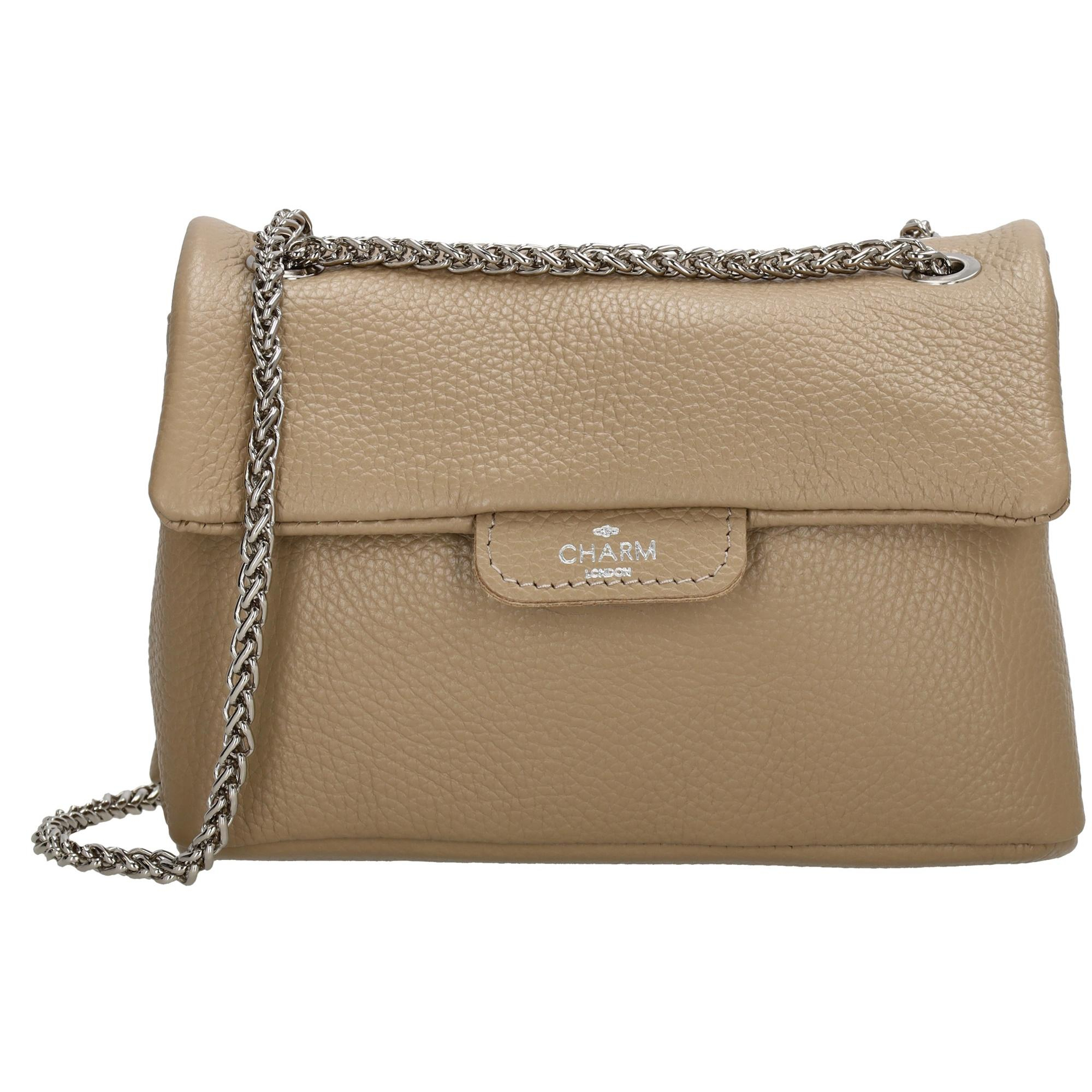 Deze stijlvolle tas van Charm London is een perfecte toevoeging aan jouw basisassortiment. De verschillende kleuren en het fijne model zorgen ervoor dat deze tas geschikt is voor iedereen. Een opvallend detail is de kettingschouderband. Hiermee kan je kiezen om deze tas als hand- of schoudertas te dragen. Aan de binnenkant van de tas vind je twee open vakken. Deze worden afgesloten door een magneetsluiting.

De eigenschappen van deze kleine schoudertas zijn:

Overslagsluiting met magneet
Kettingschouderband
Te dragen als hand- en schoudertas