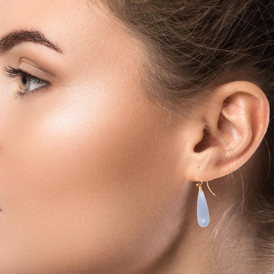 Die Pampeln Chalcedon Gold 750 Einh&auml;nger  bestechendurch sein elegantes Design und den edlen Farbsteineinsatz. Dieser Anh&auml;nger aus hochwertigem Gold passt perfekt zu feinen Ketten und verleiht jedem Outfit einen Hauch von Luxus. Ideal &uuml;ber einem schlichten Oberteil oder Kleid getragen, hebt er jedes Ensemble stilvoll hervor. Ein Muss f&uuml;r Schmuckliebhaber. Passend  dazu Ohrb&uuml;gel 17846 in Gold 750