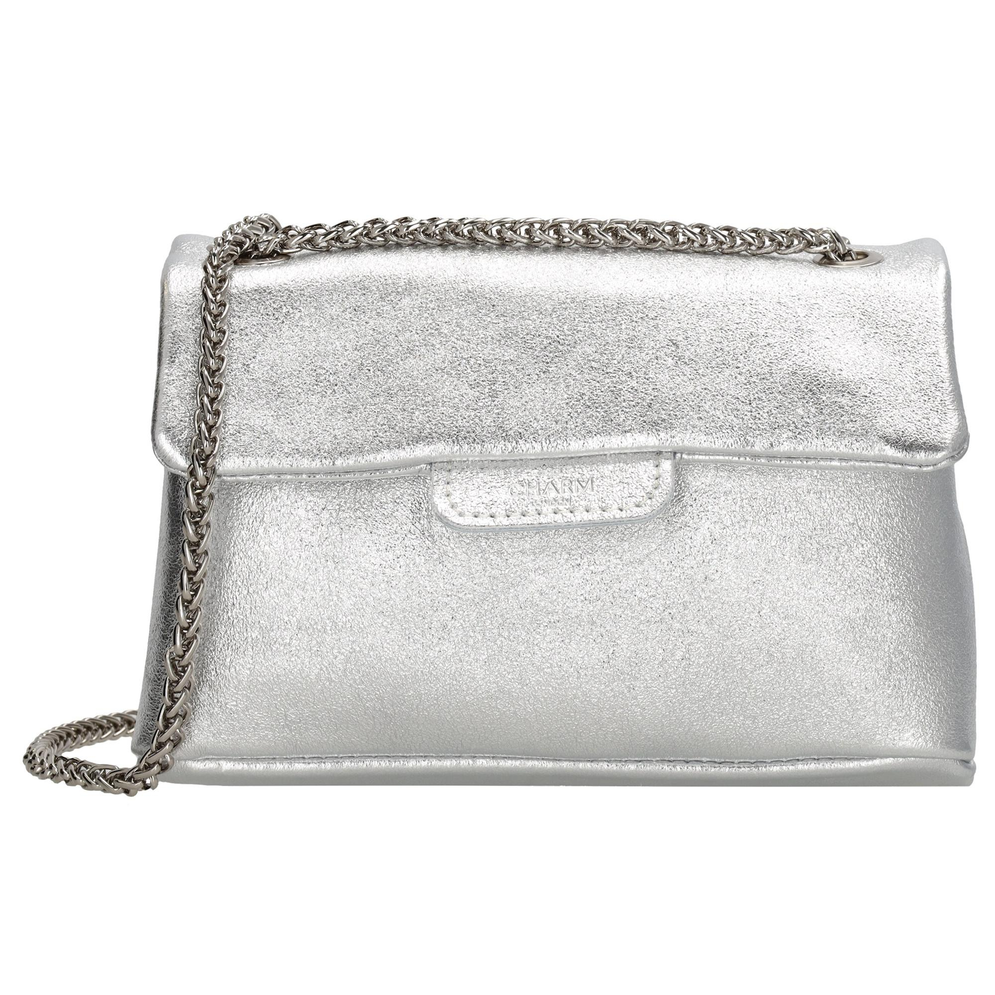 Deze stijlvolle tas van Charm London is een perfecte toevoeging aan jouw basisassortiment. De verschillende kleuren en het fijne model zorgen ervoor dat deze tas geschikt is voor iedereen. Een opvallend detail is de kettingschouderband. Hiermee kan je kiezen om deze tas als hand- of schoudertas te dragen. Aan de binnenkant van de tas vind je twee open vakken. Deze worden afgesloten door een magneetsluiting.

De eigenschappen van deze kleine schoudertas zijn:

Overslagsluiting met magneet
Kettingschouderband
Te dragen als hand- en schoudertas