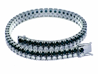 Stijlvolle armband van Giorgio Visconti, uitgevoerd in 18 karaat witgoud en verfijnd met schitterende diamanten en saffier. Een luxueus Italiaans design dat klasse en verfijning perfect combineert &ndash; ideaal voor een tijdloze, exclusieve look.