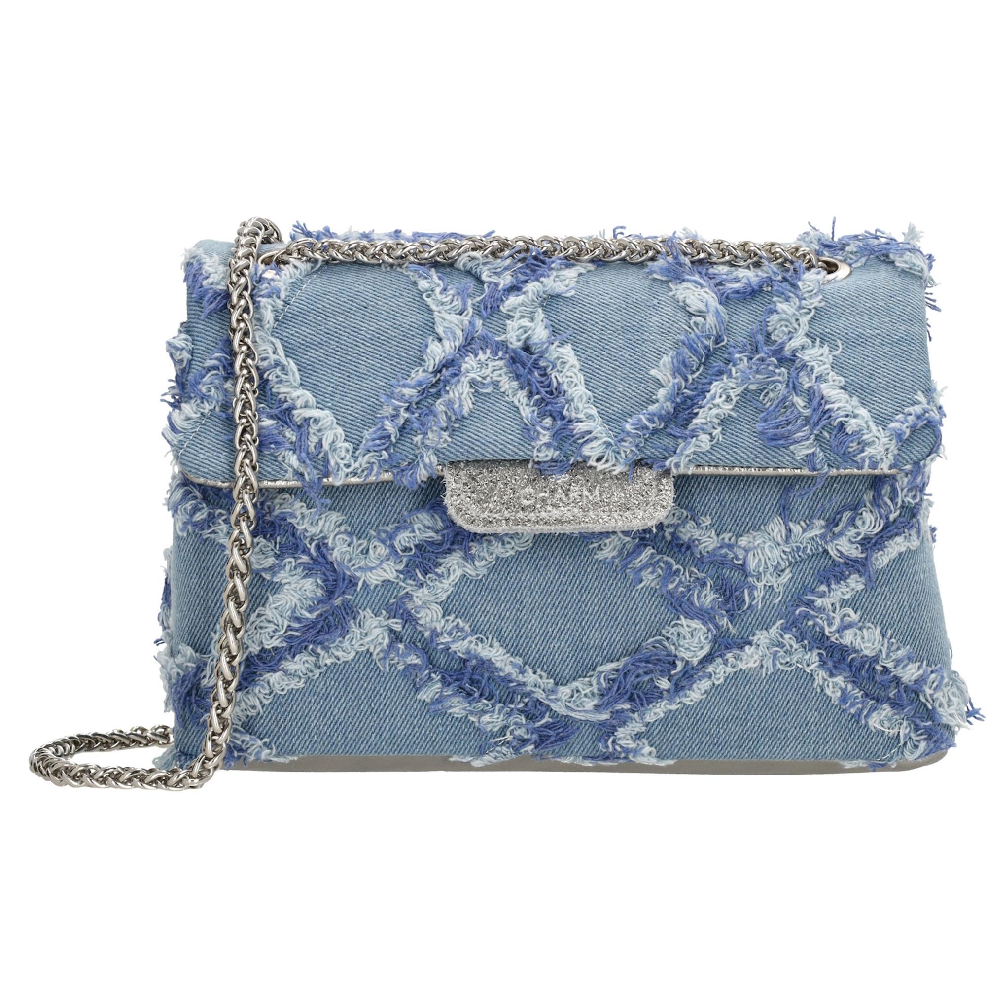 Voeg een vleugje luxe toe aan je garderobe met de Charm London schoudertas! Deze prachtige tas combineert functionaliteit met een modieuze uitstraling, perfect voor dames die graag stijlvol voor de dag komen. Met twee ruime hoofdvakken die afgesloten worden met een elegante flap, biedt deze tas genoeg ruimte voor al je essentials. Het opvallende patroon en het zorgvuldig gekozen materiaal geven de tas een trendy en verfijnde look. De zilverkleurige schouderketting voegt een extra dosis elegantie toe, waardoor deze tas ideaal is voor zowel overdag als 's avonds.