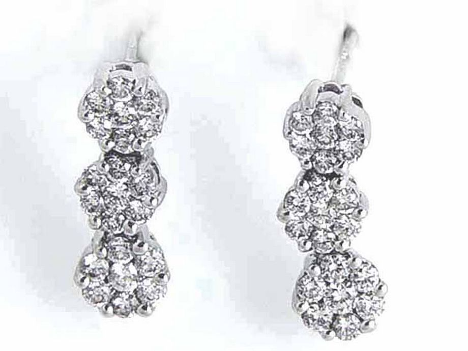 Elegante Giorgio Visconti oorstekers in 18 karaat witgoud, bezet met briljant geslepen diamanten voor een tijdloze, subtiele schittering.