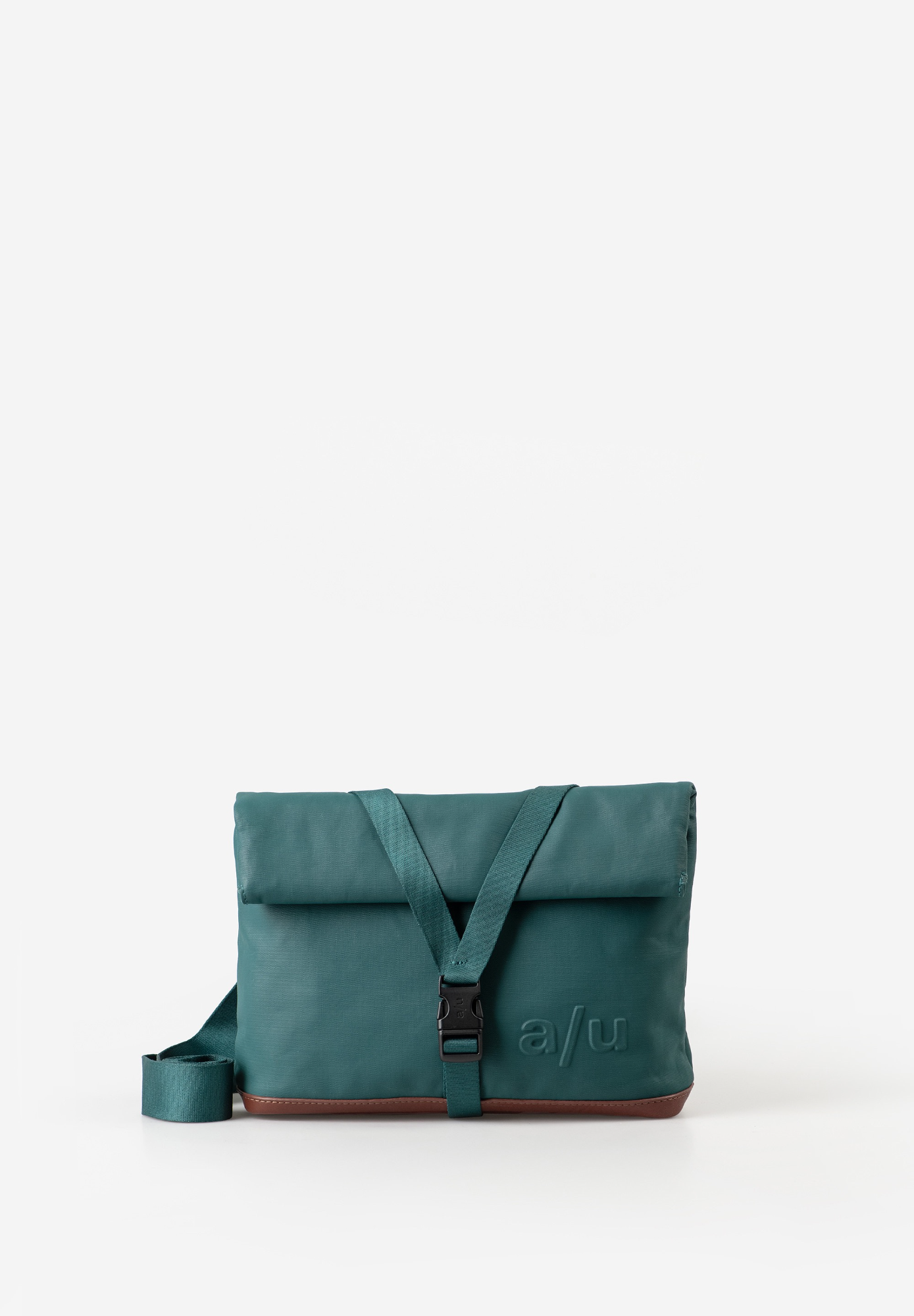 a/u by aunts & uncles &ndash; YAO Rolltop Schoudertas (Transformative Teal)

De YAO rolltop schoudertas van a/u by aunts & uncles combineert een minimalistisch design met maximale functionaliteit. Deze stijlvolle tas uit de JAPAN-collectie is uitgevoerd in de unieke kleur Transformative Teal en gemaakt van waterafstotend canvas met premium rundleer details &ndash; ideaal voor dagelijks gebruik, woon-werkverkeer en reizen.

Dankzij de slimme rolltop-sluiting met drukknoop vergroot je eenvoudig de inhoud van de tas, zodat je altijd flexibel bent onderweg. Het ruime hoofdvak biedt voldoende opbergruimte, terwijl het ritsvak aan de achterkant en het interne ritsvak zorgen voor extra veiligheid en overzicht.

Voor je essentials beschikt de tas over een praktisch smartphonevak met leren lus en klittenbandsluiting, evenals een handige sleutelhouder. De verstelbare schouderband zorgt voor optimaal draagcomfort en maakt de tas perfect geschikt voor gebruik op de fiets.

De waterdichte ritsen en stevige nylon voering beschermen je spullen tegen weer en wind, terwijl de hoogwaardige afwerking garant staat voor langdurig gebruik.

Highlights:

Ruim hoofdvak met rolltop- en drukknoopsluiting
Flexibel formaat (uitbreidbaar van 19 tot 27 cm hoogte)
Ritsvak aan de achterzijde en binnenin
Smartphonevak met leren lus en klittenband
Ge&iuml;ntegreerde sleutelhouder
Verstelbare schouderband &ndash; ideaal voor onderweg en op de fiets
Waterafstotend canvas met waterdichte ritsen
Premium rundleer details & stevige nylon voering

Afmetingen: ca. 25,5 x 6,5 x 19&ndash;27 cm
Gewicht: ca. 0,46 kg

Kies voor een perfecte balans tussen stijl, duurzaamheid en functionaliteit met de YAO rolltop schoudertas in Transformative Teal &ndash; jouw ideale metgezel voor elke dag.