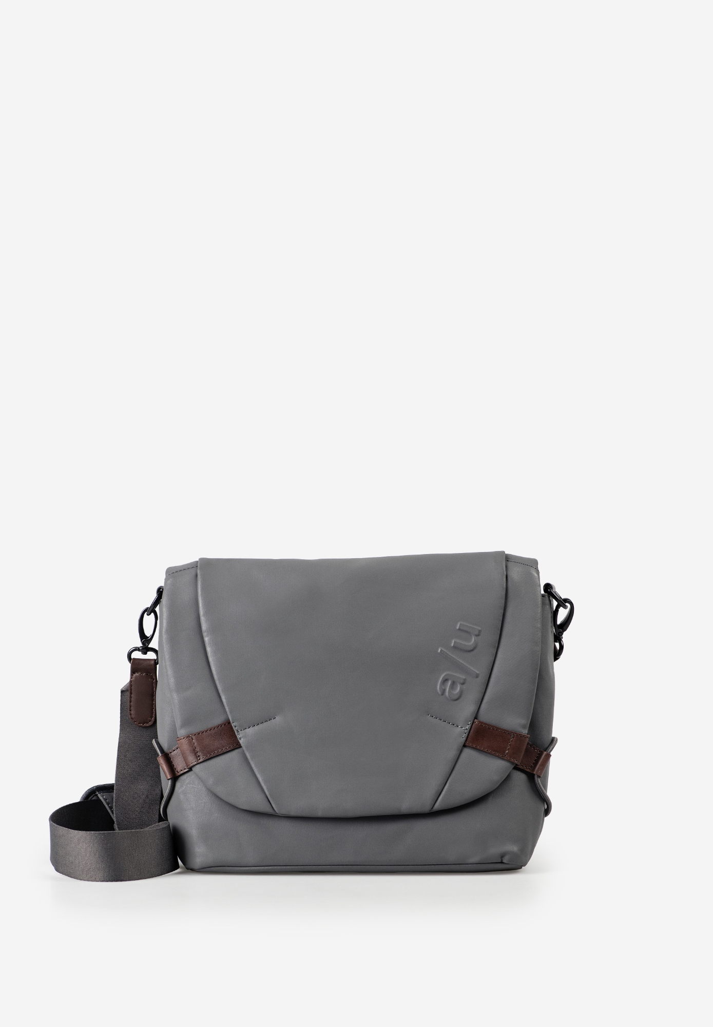 Luxe Leren Schoudertas met Tabletvak &ndash; Praktisch & Stijlvol

Deze hoogwaardige schoudertas combineert elegant design met slimme functionaliteit. Gemaakt van superieur rundleer en afgewerkt met verfijnde details, is deze tas de perfecte keuze voor dagelijks gebruik, werk of onderweg.

Het ruime hoofdvak met dubbele ritssluiting biedt voldoende plaats voor al je essentials. Binnenin vind je twee handige ritsvakken, een speciaal gepolsterd tabletvak (ca. 24 cm breed) en een apart telefoonvak voor optimale organisatie. Daarnaast zorgt het ge&iuml;ntegreerde sleutelkoord ervoor dat je nooit meer hoeft te zoeken naar je sleutels.

Ook aan de buitenzijde is aan gebruiksgemak gedacht: een ritsvak onder de klep en een extra ritsvak aan de achterzijde bieden snelle toegang tot belangrijke spullen. De waterafstotende ritsen beschermen je eigendommen tegen lichte regen, terwijl de extra stevige polyester voering zorgt voor duurzaamheid.

De tas is uitgerust met een afneembare en verstelbare schouderriem, inclusief extra schouderpad voor maximaal draagcomfort. De subtiele a/u-relief-bedrukking geeft de tas een unieke en moderne uitstraling.

Kenmerken:

Gemaakt van hoogwaardig rundleer
Hoofdvak met dubbele ritssluiting
Twee ritsvakken binnenin
Gepolsterd tabletvak (ca. 24 cm breed)
Telefoonvak en sleutelkoord
Ritsvak onder de klep en aan de achterzijde
Waterafstotende ritsen
Verstelbare en afneembare schouderriem met schouderpad
Stevige polyester voering

Afmetingen: ca. 28 x 9,5 x 24 cm

Kies voor kwaliteit, comfort en stijl met deze veelzijdige leren schoudertas &ndash; een must-have accessoire voor iedere dag.