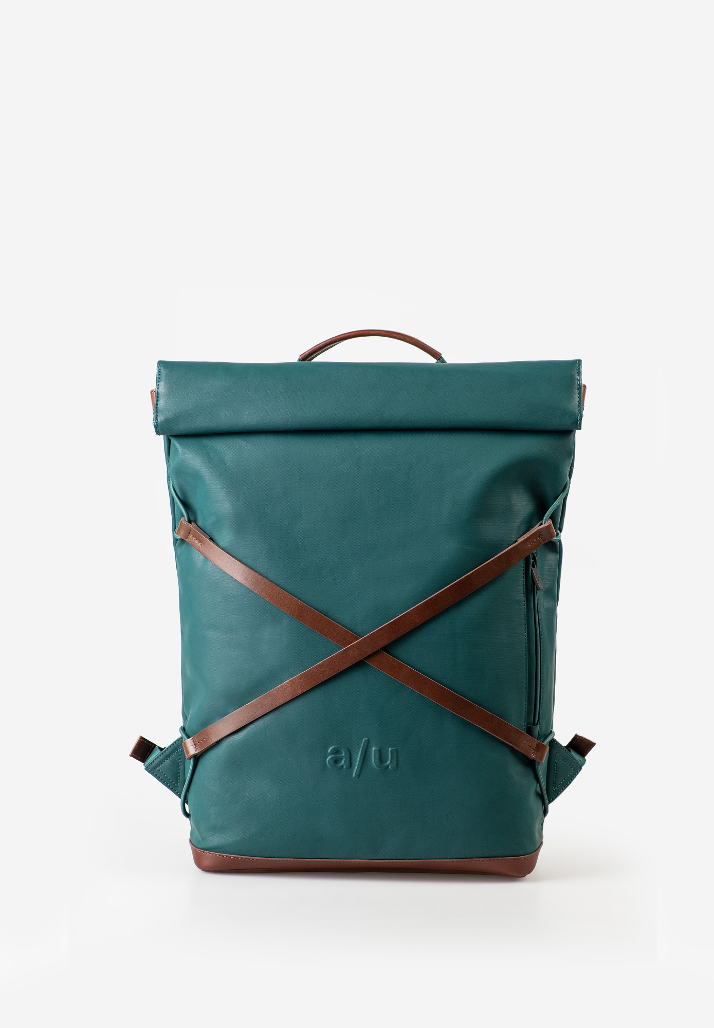 a/u by aunts & uncles &ndash; OSAKA (kleur: Transformative Teal
Ruimte, stijl en bescherming &ndash; jouw betrouwbare partner voor werk en vrije tijd

De Osaka is de grotere broer van de Yokohama en biedt alles wat je zoekt in een moderne rugzak: een robuuste uitstraling, een slimme indeling en een hoog draagcomfort. Deze stijlvolle rugzak uit de Japan-collectie van a/u by aunts & uncles is gemaakt van dicht geweven katoen, afgewerkt met een seidenmatte coating die waterafstotend is &eacute;n bij gebruik steeds mooier wordt.

Dankzij het grote hoofdvak met regenbestendige 2-wegrits aan de achterzijde &eacute;n een tweede vak met rolltop/dubbele drukknoopsluiting, is Osaka perfect geschikt voor dagelijks gebruik, studie, werk of reizen. Binnenin vind je een gevoerd laptopvak (tot 15&rdquo;), meerdere insteekvakken, pennenlussen en een extra ritsvak. Het vak aan de voorzijde biedt snelle toegang tot je essentials.

Een uniek kenmerk is de gekruiste leren applicatie op de voorzijde &ndash; een subtiel en herkenbaar stijlelement.

Details op een rijtje:
✔️ Ruim hoofdvak met regenbestendige 2-wegrits aan de achterzijde
✔️ Extra groot vak met rolltop/dubbele drukknoopsluiting
✔️ Gevoerd 15" laptopvak met leren flap en klittenbandsluiting
✔️ Ritsvak binnenin + op de voorzijde
✔️ Groot en klein insteekvak (bijv. voor smartphone of kaarten)
✔️ Twee pennenlussen
✔️ Handgreep + verstelbare, gevoerde schouderbanden
✔️ Waterafstotend gecoat canvas van katoen
✔️ Gekruiste leren applicatie als stijlaccent

Specificaties:
 Afmetingen: ca. 29 x 12 x 45 &ndash; 53 cm (uitrolbaar)
⚖️ Gewicht: ca. 0,88 kg
 Kleur: Transformative Teal &ndash; nieuwe seizoenskleur zomer

Osaka &ndash; functioneel, stijlvol en klaar voor elk avontuur.
Nu verkrijgbaar in de diepe, elegante kleur Transformative Teal