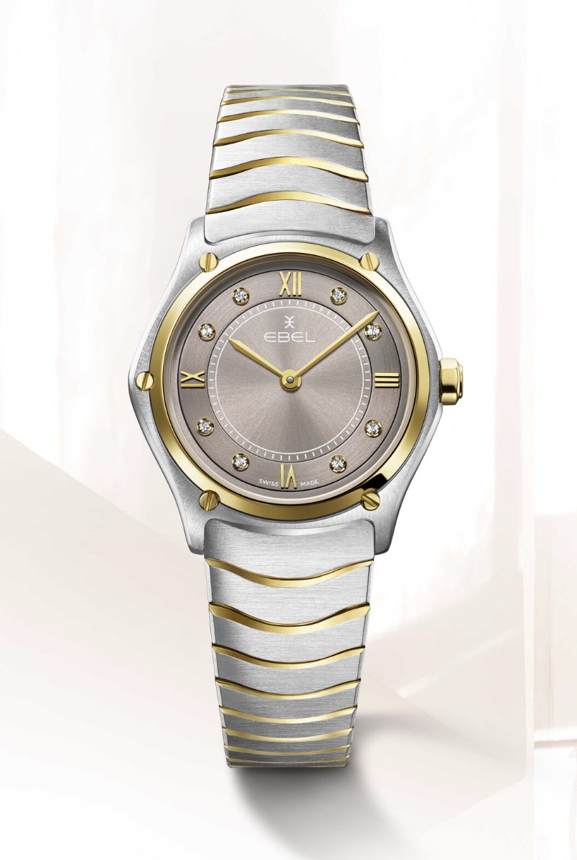 EBEL Sport Classic
Dameshorloge EBEL Sport Classic, kast van roestvrij staal en 18 karaats geelgoud, &Oslash; 29 mm, taupekleurige wijzerplaat met zonnestraalmotief en ronde, geborstelde uur ring, opgezette Romeinse cijfers en 8 diamanten (0,052 ct), saffierglas met antireflectie coating, tweekleurige roestvrijstalen schakelarmband met vouwsluiting, Zwitsers quartz uurwerk, waterdicht tot 5 bar.