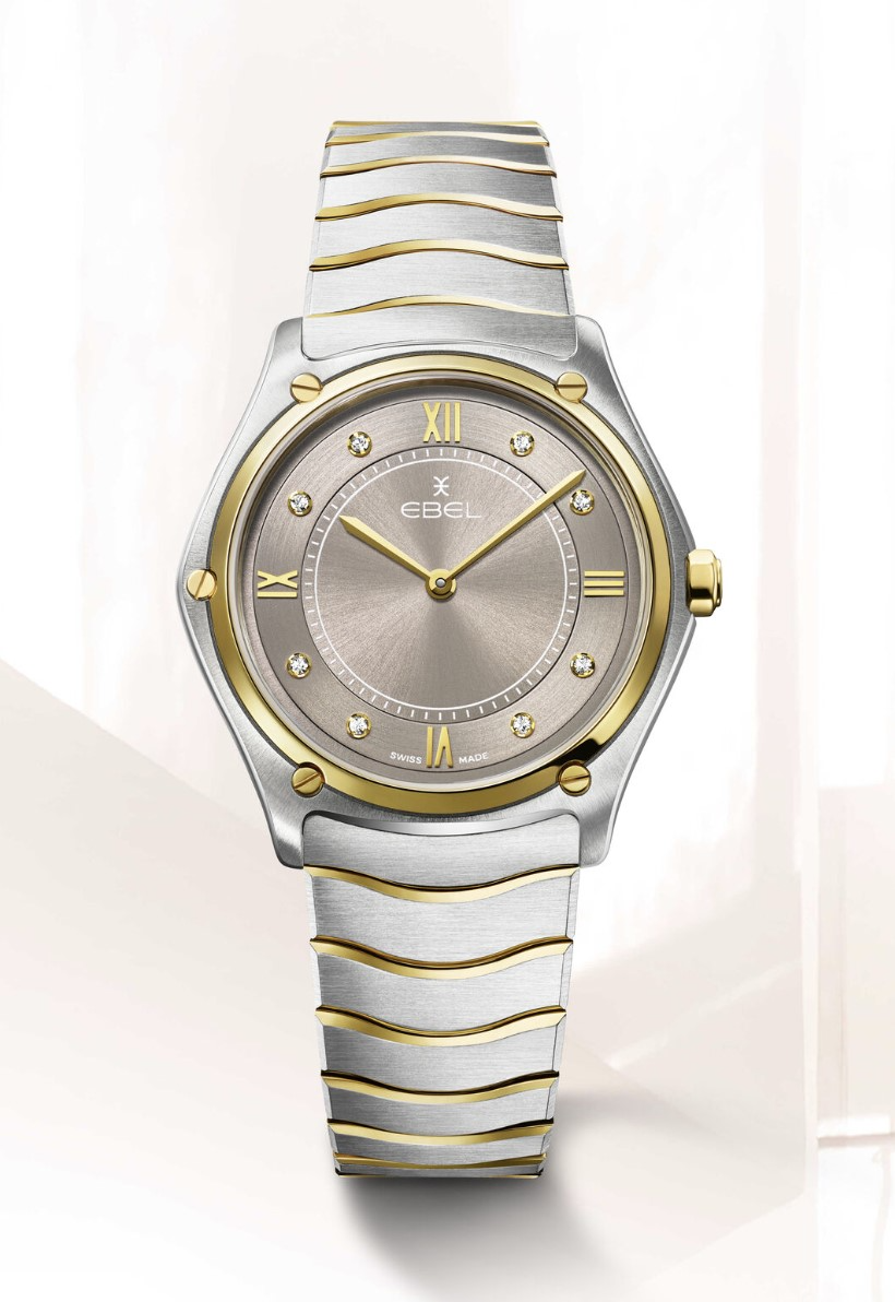 EBEL Sport Classic
Dameshorloge EBEL Sport Classic, roestvrijstalen en 18-karaats geelgouden kast, &Oslash; 33 mm, taupekleurige wijzerplaat met zonnestraalmotief en ronde, geborstelde uur ring, opgezette Romeinse cijfers en 8 diamanten (0,052 ct), saffierglas met anti reflecterende coating, tweekleurige roestvrijstalen schakelarmband met vouwsluiting, Zwitsers quartz uurwerk, waterdicht tot 5 bar.