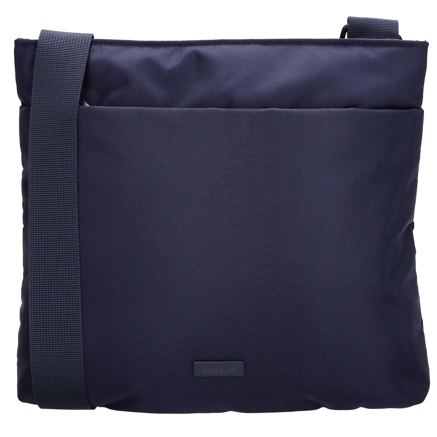 De Duomo crossbody van Beagles is de perfecte tas voor wie op zoek is naar praktische opbergruimte met een stijlvol ontwerp. De tas is voorzien van een verstelbare schouderband, waardoor je hem comfortabel handsfree kunt dragen op de gewenste hoogte. Aan de voorkant van de tas bevindt zich een groot ritsvak voor snelle toegang tot je spullen, en aan de achterkant vind je nog een extra ritsvak. Binnenin biedt de tas een telefoonvak en een ritsvak, zodat je je spullen georganiseerd kunt opbergen. De ideale tas voor dagelijks gebruik, met genoeg ruimte voor al je essentials!

Kenmerken:

Verstelbare schouderband
Ritsvak aan de voorkant
Ritsvak aan de achterkant
Telefoonvak aan de binnenkant
Ritsvak aan de binnenkant
Lichtgewicht ontwerp