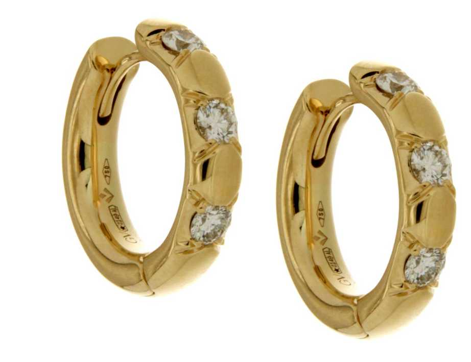 Elegante oorhangers van Giorgio Visconti, vervaardigd in 18 karaat goud en verfijnd afgewerkt met schitterende diamanten. Deze tijdloze creatie combineert Italiaans vakmanschap met een modern, vrouwelijk design en straalt pure luxe en finesse uit. Perfect om elke outfit een subtiele, exclusieve glans te geven.