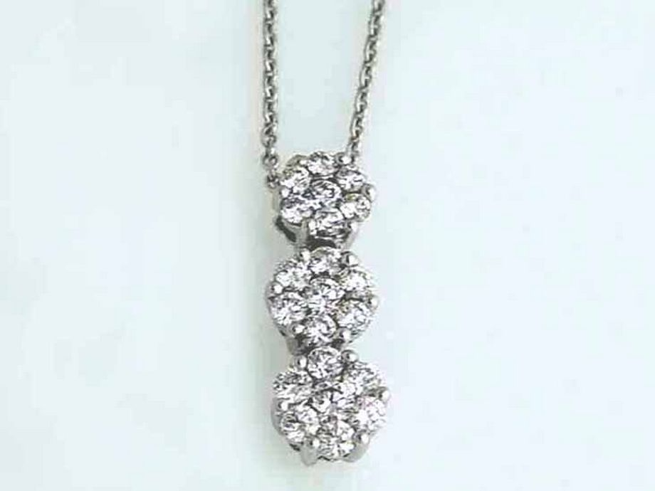 Verfijnde ketting van Giorgio Visconti, uitgevoerd in 18 karaat goud en afgewerkt met sprankelende diamanten. Het elegante en tijdloze ontwerp weerspiegelt Italiaans vakmanschap en geeft elke look een subtiele, luxueuze uitstraling. Perfect als stijlvol dagelijks sieraad of voor een bijzondere gelegenheid.