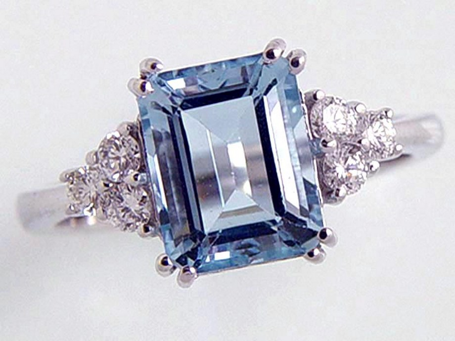 Elegante Giorgio Visconti ring in 18 karaat witgoud, verfijnd afgewerkt met schitterende diamanten en aquamarijn. Een tijdloos en luxueus ontwerp met pure Italiaanse klasse.