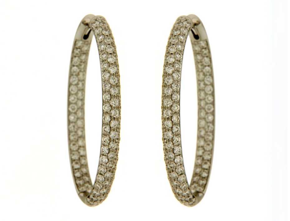 Deze elegante Giorgio Visconti oorhangers zijn vervaardigd in 18 karaat witgoud en verfijnd bezet met sprankelende briljant geslepen diamanten. Het stijlvolle ontwerp straalt pure Italiaanse elegantie uit en combineert tijdloze klasse met een luxueuze afwerking. Perfect voor wie een verfijnd sieraad zoekt dat elke look subtiel laat schitteren, zowel overdag als bij speciale gelegenheden.