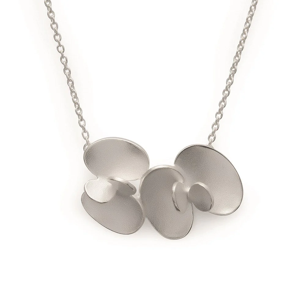 "The Water Lily Collection" - diesen Namen tr&auml;gt die neue bastian inverun Designlinie der talentierten norwegischen Designern Kaja Gjedebo. Zarte blattartige Schmuckelemente aus sandmattem Sterlingsilber f&uuml;gen sich zusammen zu einem wundersch&ouml;nen, sehr femininen Anh&auml;nger in angedeutetem Knospendesign, der horizontal ausgerichtet ist. Die fest angebrachte 45 cm lange Rundankerkette mit niedlichem bastian inverun Logopl&auml;ttchen hat eine 5 cm Verl&auml;ngerungsoption und kann so optimal zu jedem Outfit und Anlass variiert werden. Perfekt in Kombination mit den dazugeh&ouml;rigen Ohrsteckern und dem passenden Ring.
