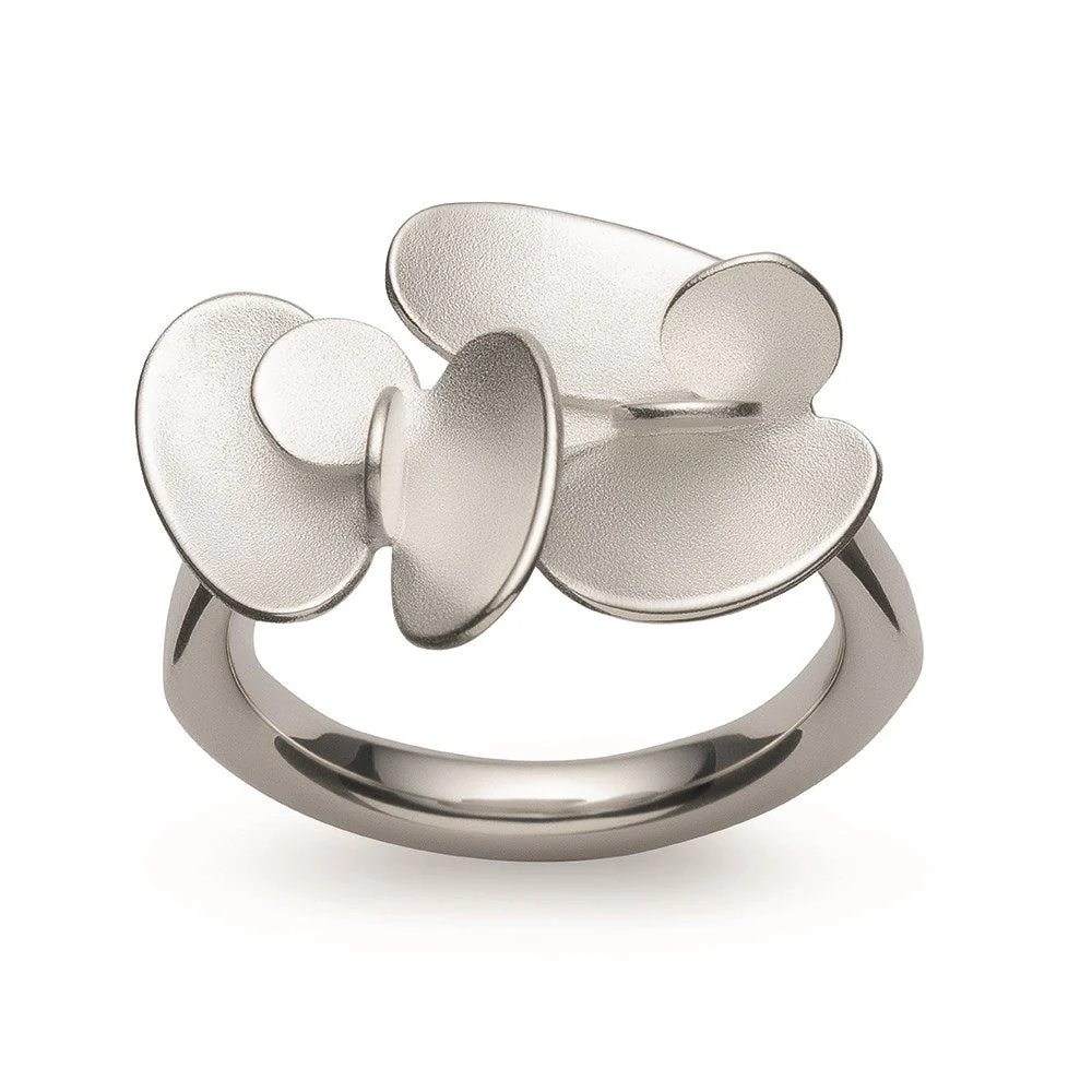 "The Water Lily Collection" - diesen Namen tr&auml;gt die neue bastian inverun Designlinie der talentierten norwegischen Designern Kaja Gjedebo. Zarte blattartige Schmuckelemente aus sandmattem Sterlingsilber f&uuml;gen sich zusammen zu einem wundersch&ouml;nen, sehr femininen Ring in angedeutetem Knospendesign, dessen Ringkopf horizontal ausgerichtet ist. Die polierte Ringschiene mit designstarkem Formverlauf sorgt f&uuml;r einen bequemen Sitz des Statement-Fingerschmucks am Finger seiner Tr&auml;gerin. Perfekt in Kombination mit den dazugeh&ouml;rigen Ohrsteckern und dem passenden Anh&auml;nger.