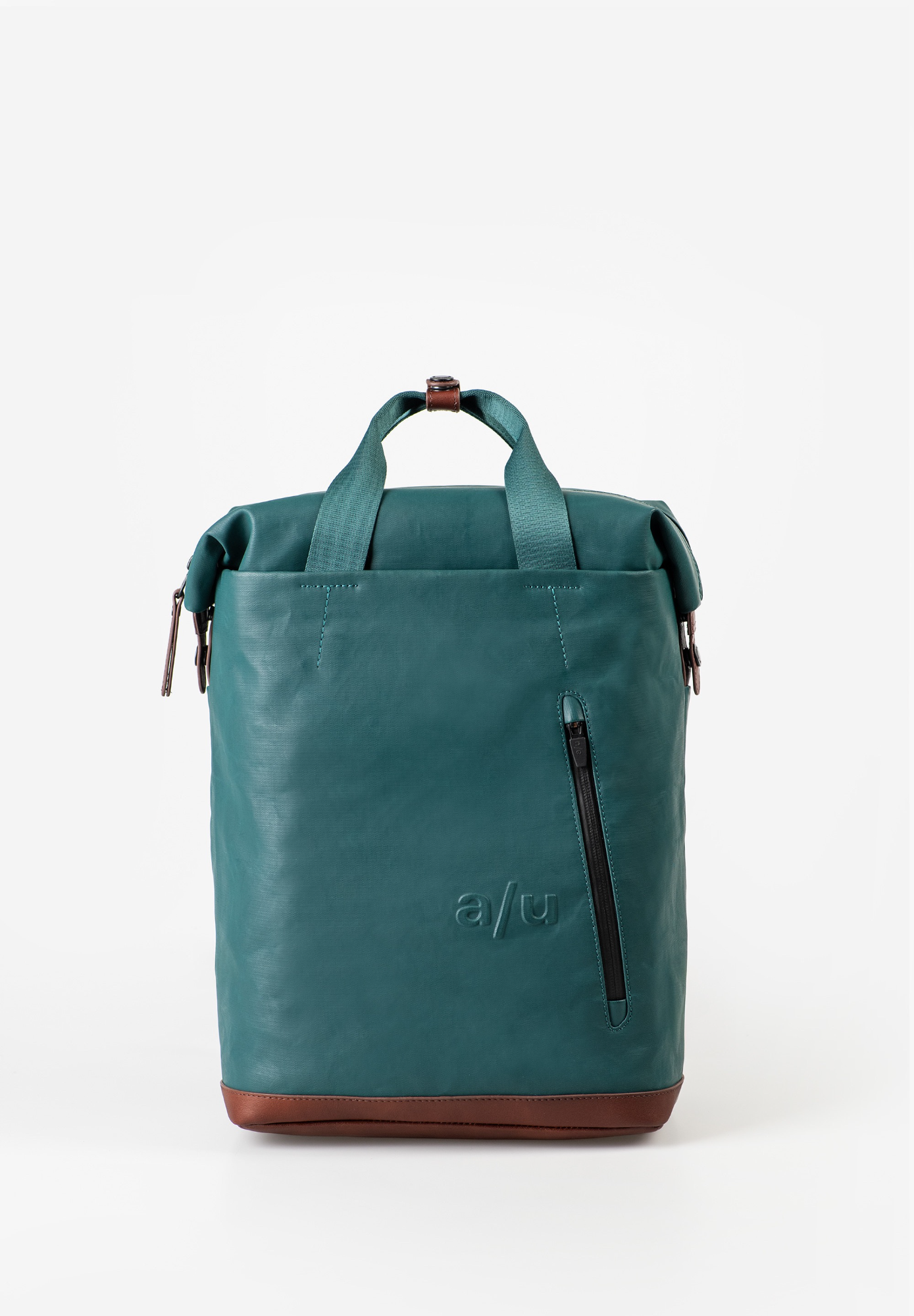 a/u by aunts & uncles &ndash; FUKUI
Fukui is de grotere variant van Tokio en is eveneens vervaardigd uit zijdezacht mat gecoat katoenweefsel. De rugzak is voorzien van waterdichte ritsen en biedt ruimte voor een notebook tot 15 inch. Voor extra gebruiksgemak beschikt deze sportieve rugzak aan de achterzijde over een grote extra ritssluiting, waarmee je snel toegang hebt tot het hoofdvak.
Dankzij het A4-formaat is Fukui niet alleen ideaal voor vrije tijd, maar ook een betrouwbare metgezel voor school of universiteit.
DETAILS
Hoofdvak met ritssluiting en roll-/omslagsluiting
Snelle toegang tot het hoofdvak via extra rits met twee trekkers
Ritsvak aan de binnenzijde
Ritsvak aan de voorzijde
Gevoerd laptopvak (15 inch)
Smartphonevak
Steekvak
Twee penlussen
Sleutelband
Handgreep
EIGENSCHAPPEN
Kleur: transformative teal
Gewicht: 1,000 kg
Buitenafmetingen: ca. 28,5 &times; 13 &times; 43 &ndash; 64 cm
Collectie: Japan