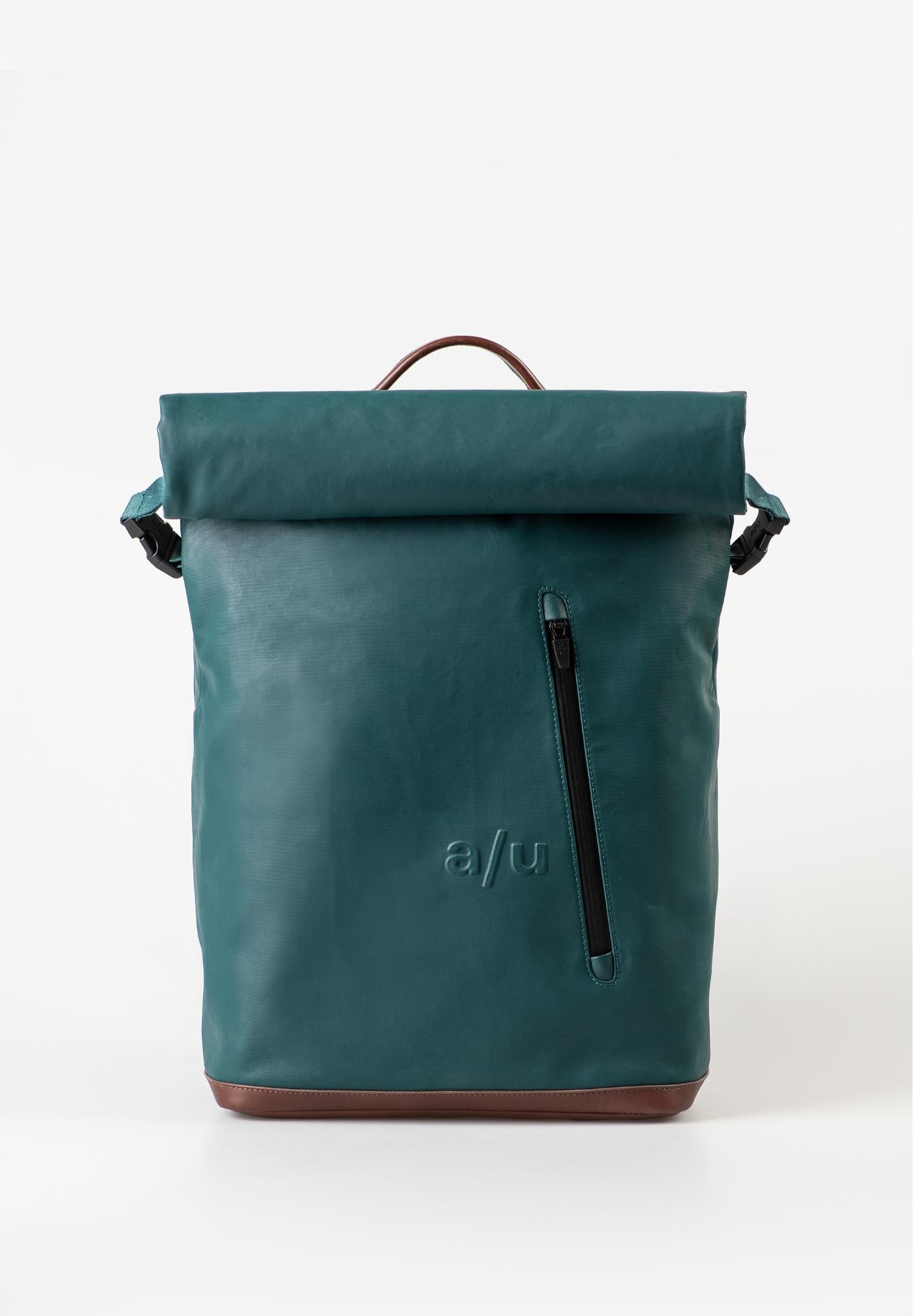 a/u by aunts & uncles &ndash; FUKUI
Fukui is de grotere variant van Tokio en is eveneens vervaardigd uit zijdezacht mat gecoat katoenweefsel. De rugzak is voorzien van waterdichte ritsen en biedt ruimte voor een notebook tot 15 inch. Voor extra gebruiksgemak beschikt deze sportieve rugzak aan de achterzijde over een grote extra ritssluiting, waarmee je snel toegang hebt tot het hoofdvak.
Dankzij het A4-formaat is Fukui niet alleen ideaal voor vrije tijd, maar ook een betrouwbare metgezel voor school of universiteit.
DETAILS
Hoofdvak met ritssluiting en roll-/omslagsluiting
Snelle toegang tot het hoofdvak via extra rits met twee trekkers
Ritsvak aan de binnenzijde
Ritsvak aan de voorzijde
Gevoerd laptopvak (15 inch)
Smartphonevak
Steekvak
Twee penlussen
Sleutelband
Handgreep
EIGENSCHAPPEN
Kleur: transformative teal
Gewicht: 1,000 kg
Buitenafmetingen: ca. 28,5 &times; 13 &times; 43 &ndash; 64 cm
Collectie: Japan