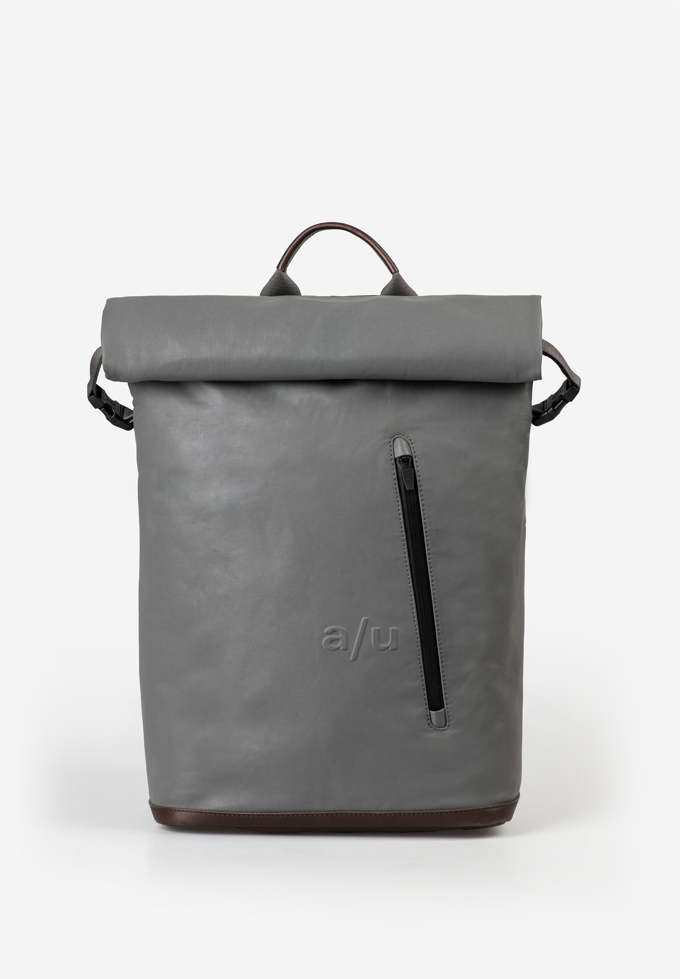 a/u by aunts & uncles &ndash; FUKUI
Fukui is de grotere variant van Tokio en is eveneens vervaardigd uit zijdezacht mat gecoat katoenweefsel. De rugzak is voorzien van waterdichte ritsen en biedt ruimte voor een notebook tot 15 inch. Voor extra gebruiksgemak beschikt deze sportieve rugzak aan de achterzijde over een grote extra ritssluiting, waarmee je snel toegang hebt tot het hoofdvak.
Dankzij het A4-formaat is Fukui niet alleen ideaal voor vrije tijd, maar ook een betrouwbare metgezel voor school of universiteit.
DETAILS
Hoofdvak met ritssluiting en roll-/omslagsluiting
Snelle toegang tot het hoofdvak via extra rits met twee trekkers
Ritsvak aan de binnenzijde
Ritsvak aan de voorzijde
Gevoerd laptopvak (15 inch)
Smartphonevak
Steekvak
Twee penlussen
Sleutelband
Handgreep
EIGENSCHAPPEN
Kleur: Pewter
Gewicht: 1,000 kg
Buitenafmetingen: ca. 28,5 &times; 13 &times; 43 &ndash; 64 cm
Collectie: Japan